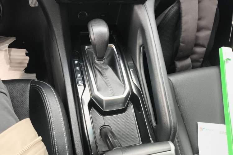 Used JMC Yusheng S350 2016 2.0T Automatic 4x4 Gasoline Luxury Version with Sunroof 7 Seats
