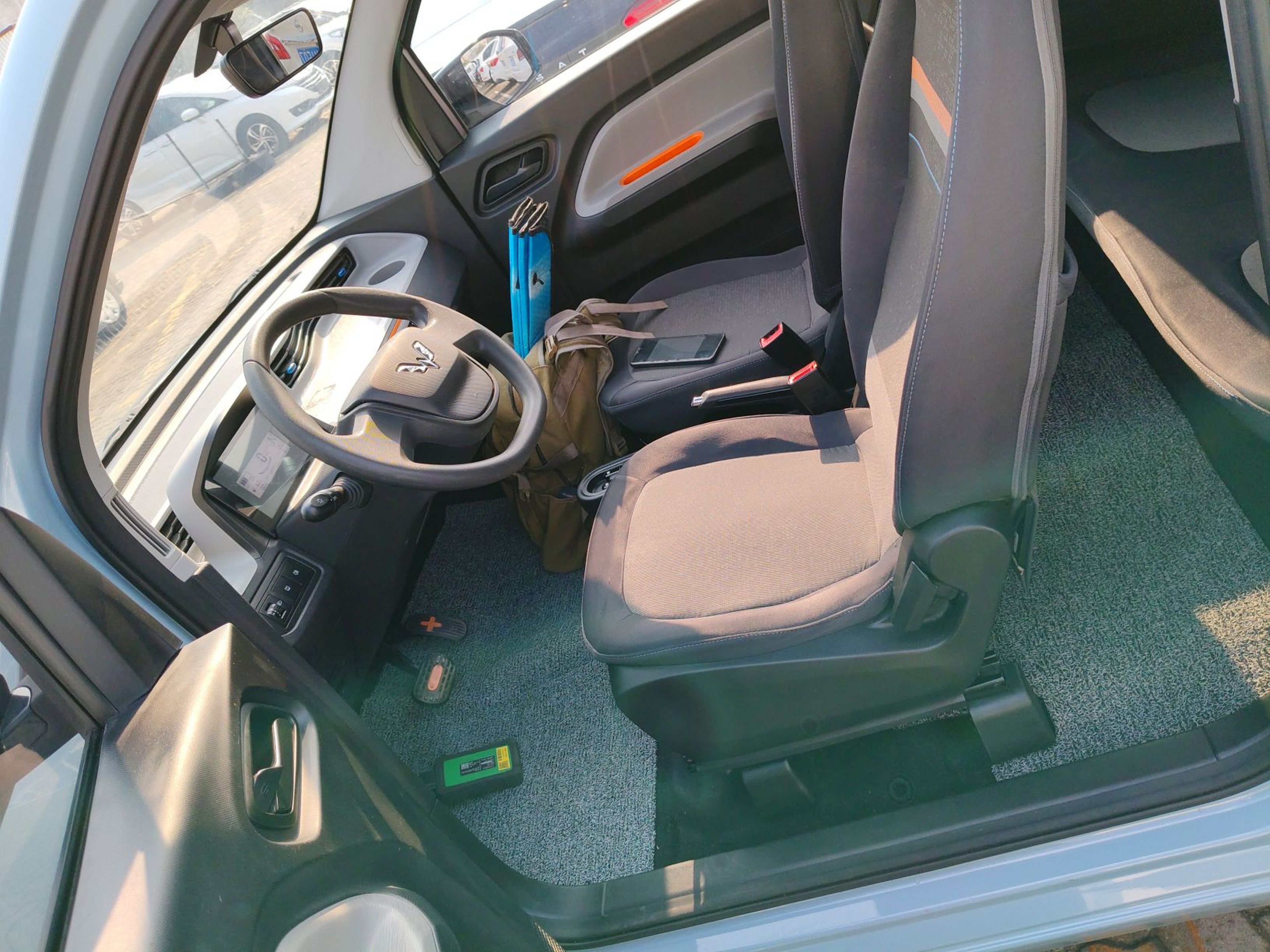 المقاعد الأمامية داخل السيارة