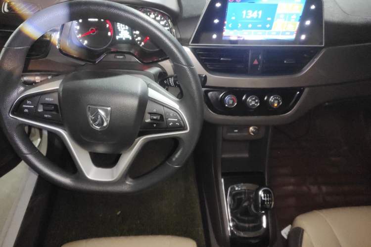 Used Baojun 310W 2017 1.5L Manual Fashion Model China V
