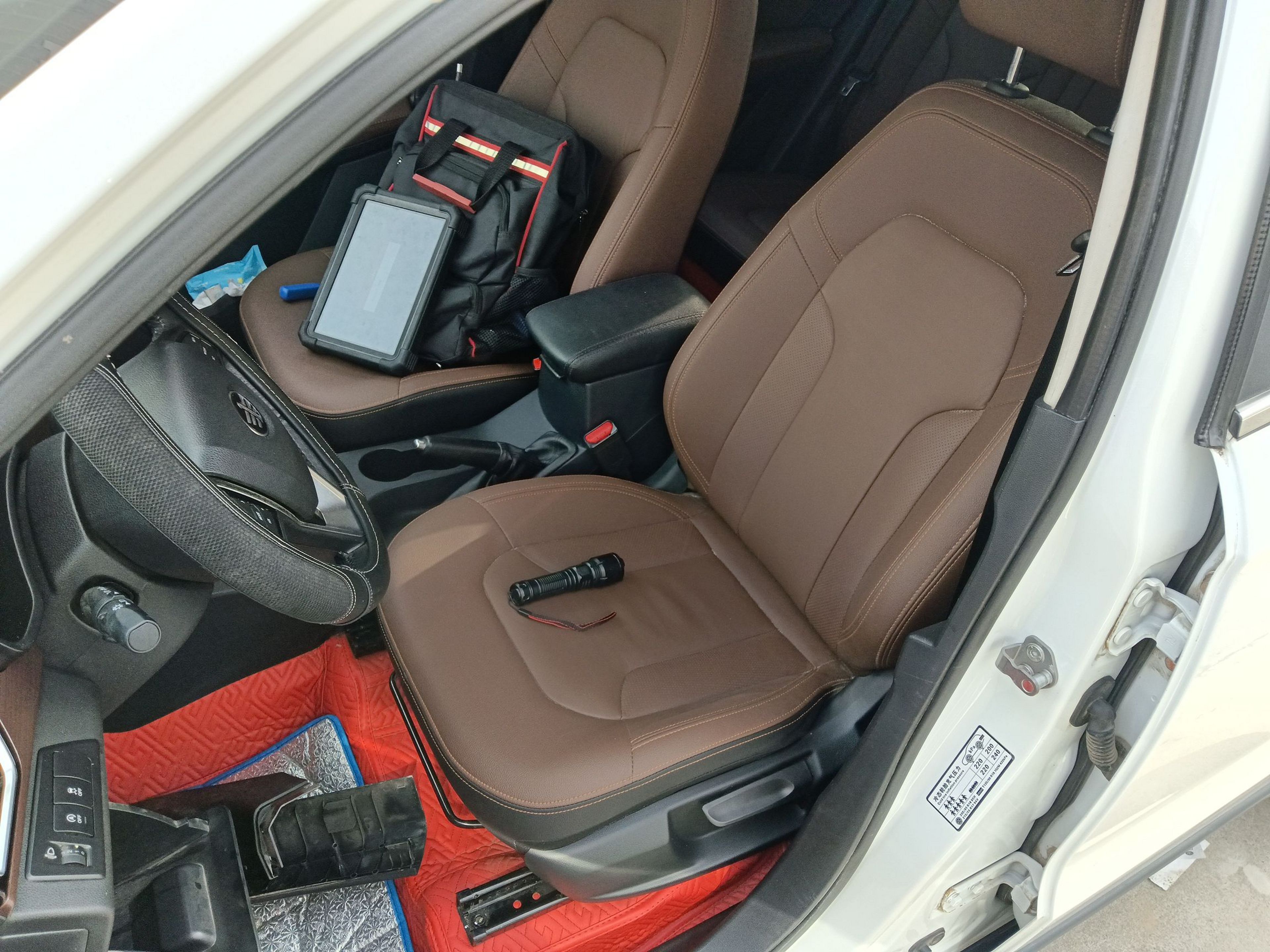 المقاعد الأمامية داخل السيارة