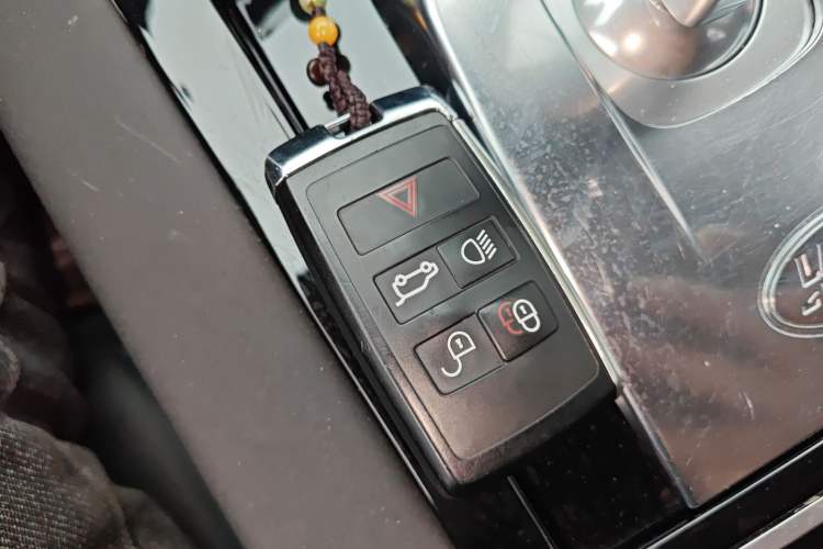 Used Land Rover Discovery Sport 2020 200 PS Family Edition
