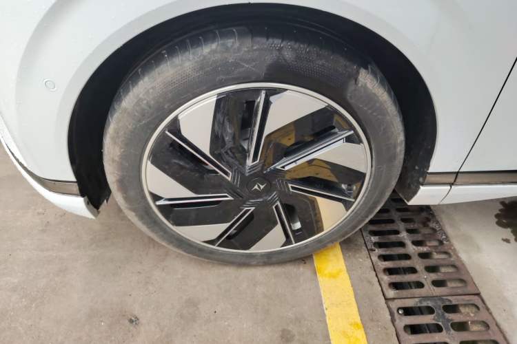 Used  eπ008 2025 636Max Rui Edition 6-Seater