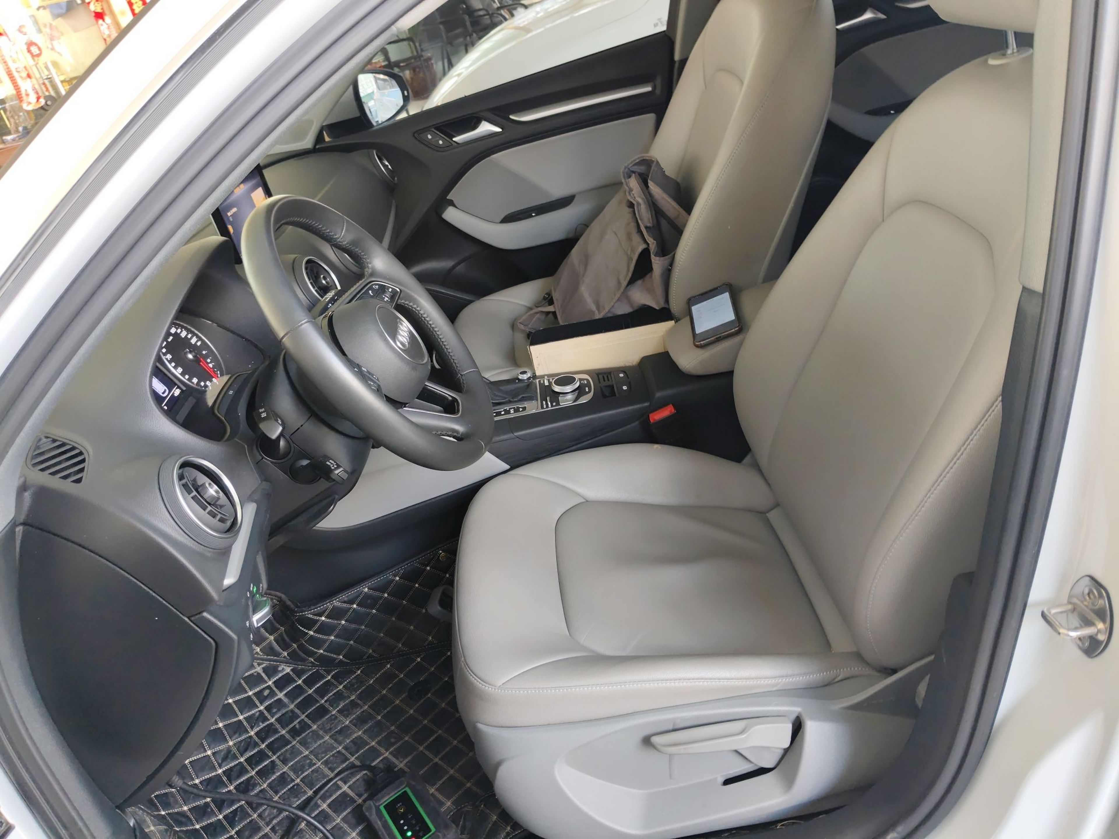 Переднее сиденье в автомобиле