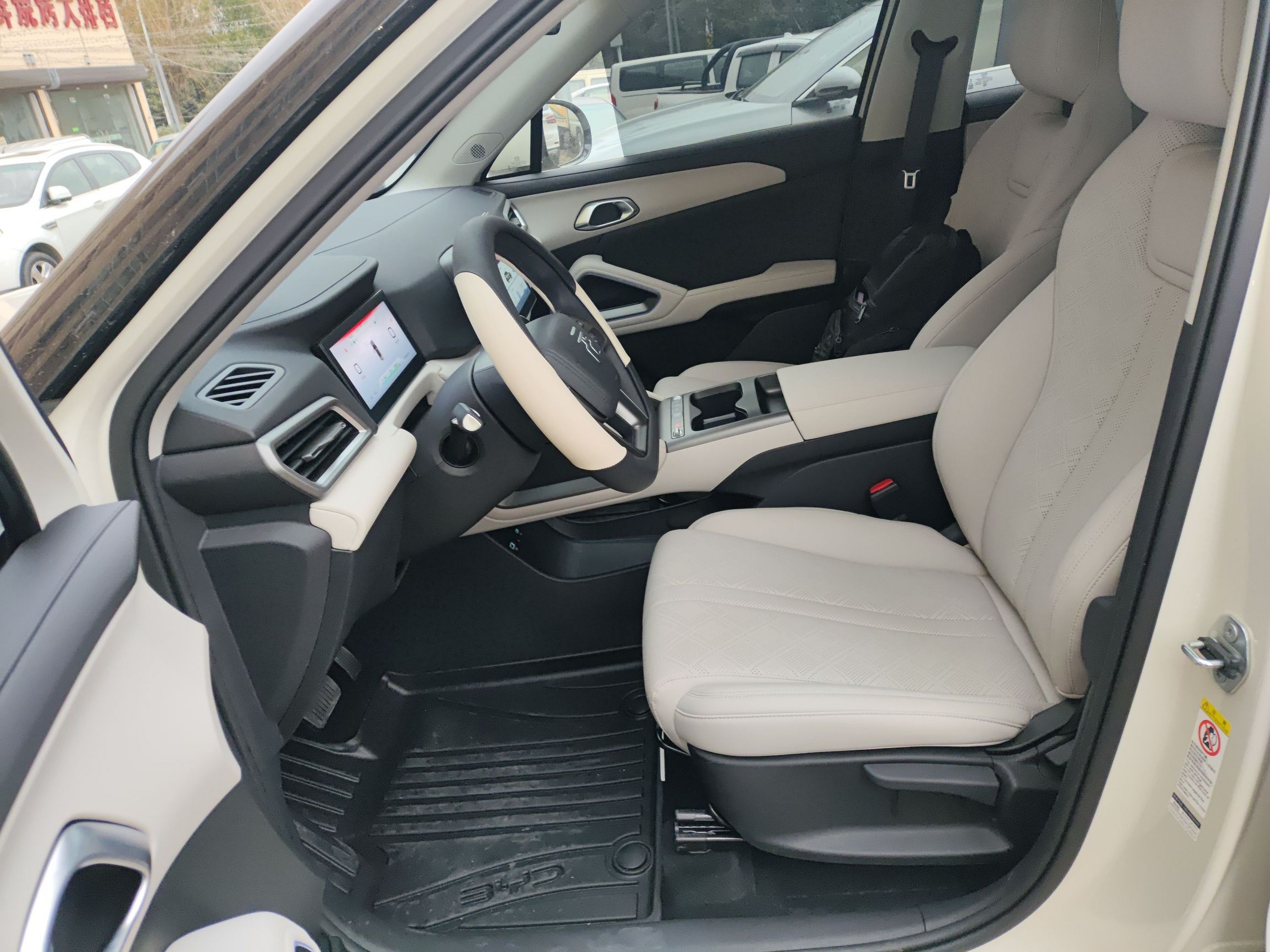 المقاعد الأمامية داخل السيارة