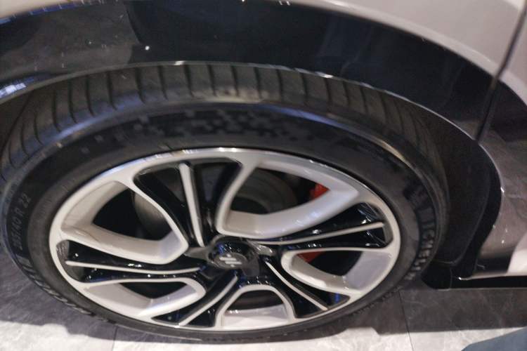 Used  LS7 2023 100kWh Pro All-Wheel-Drive Version
