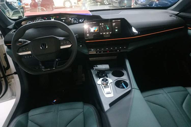 Used Changan UNI-V iDD 2024 Blue Whale Smart Electric iDD 136km ZhiKu Model