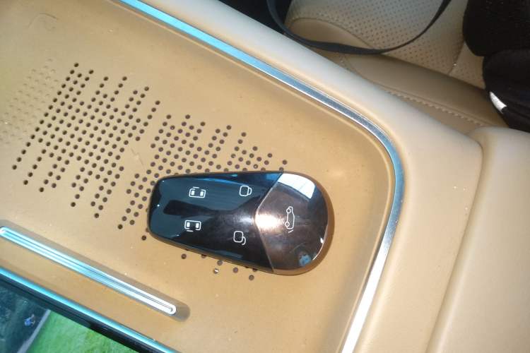 Used VOYAH Dream 2025 PHEV Four-Wheel-Drive Flagship Kunpeng Edition
