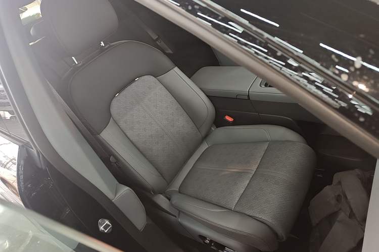 Used Zeekr 7X 2025 100 kWh Long-Range Rear-Wheel Drive with Intelligent Driving Features