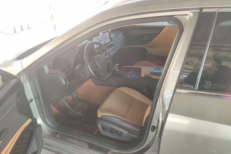 Used Lexus ES 2023 200 Excellence Edition
