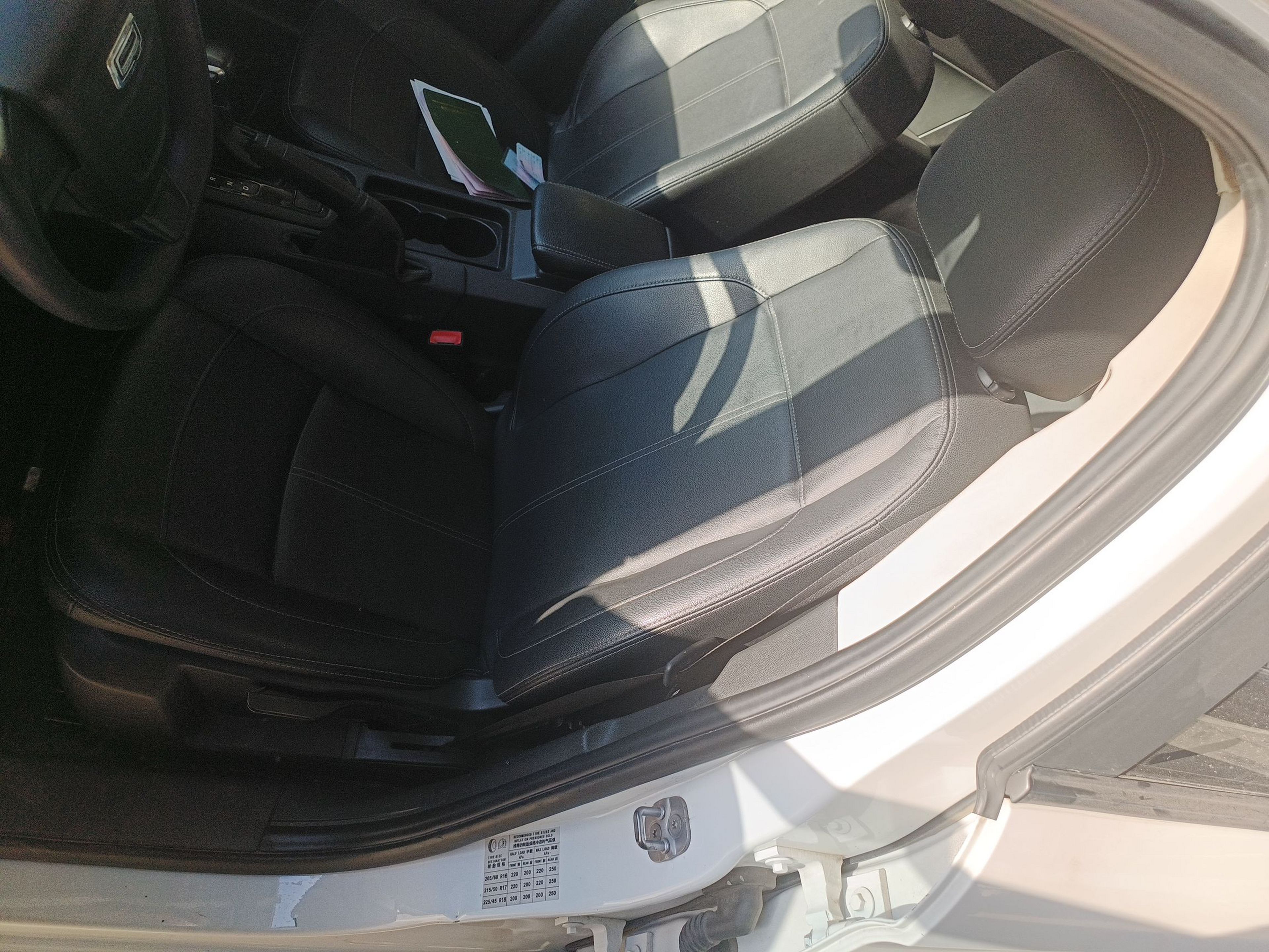 المقاعد الأمامية داخل السيارة