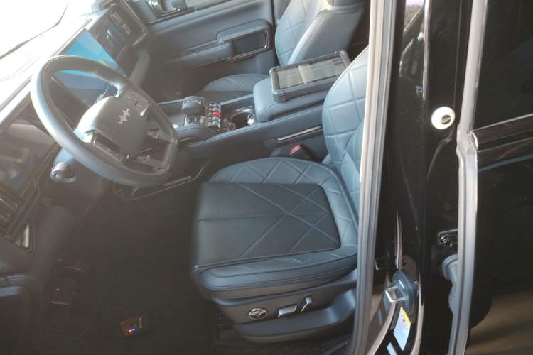 Used  Leopard 5 2023 Navigator Edition