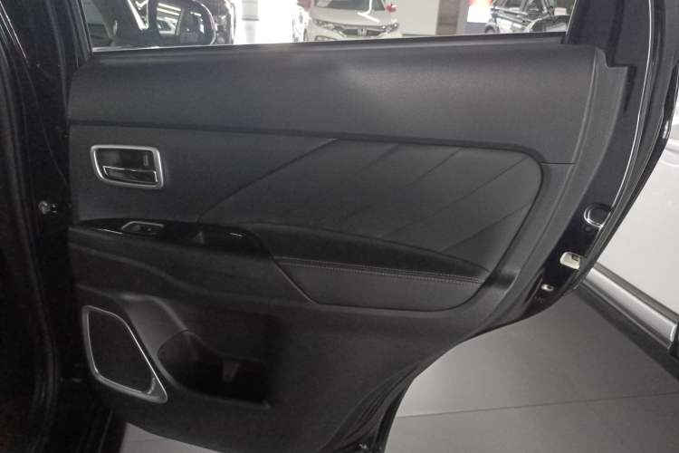 Used Mitsubishi Outlander 2019 2.4L 4x4 Zhi Xiang Edition 5 Seats China VI Standard
