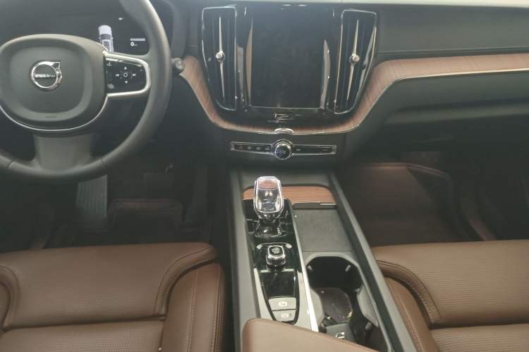 Used Volvo XC60 New Energy 2025 Plug-in Hybrid Long-Range All-Wheel Drive Smart Luxury Edition