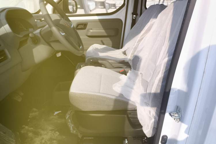 Used Wuling Yangguang 2024 300KM Comfort Version Passenger Van 75kW
