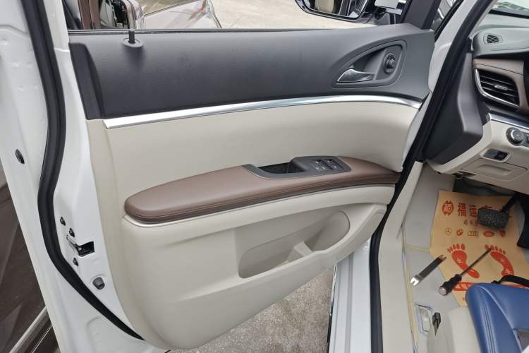 Used Buick GL8 2023 Land Executive Class Comfort Model
