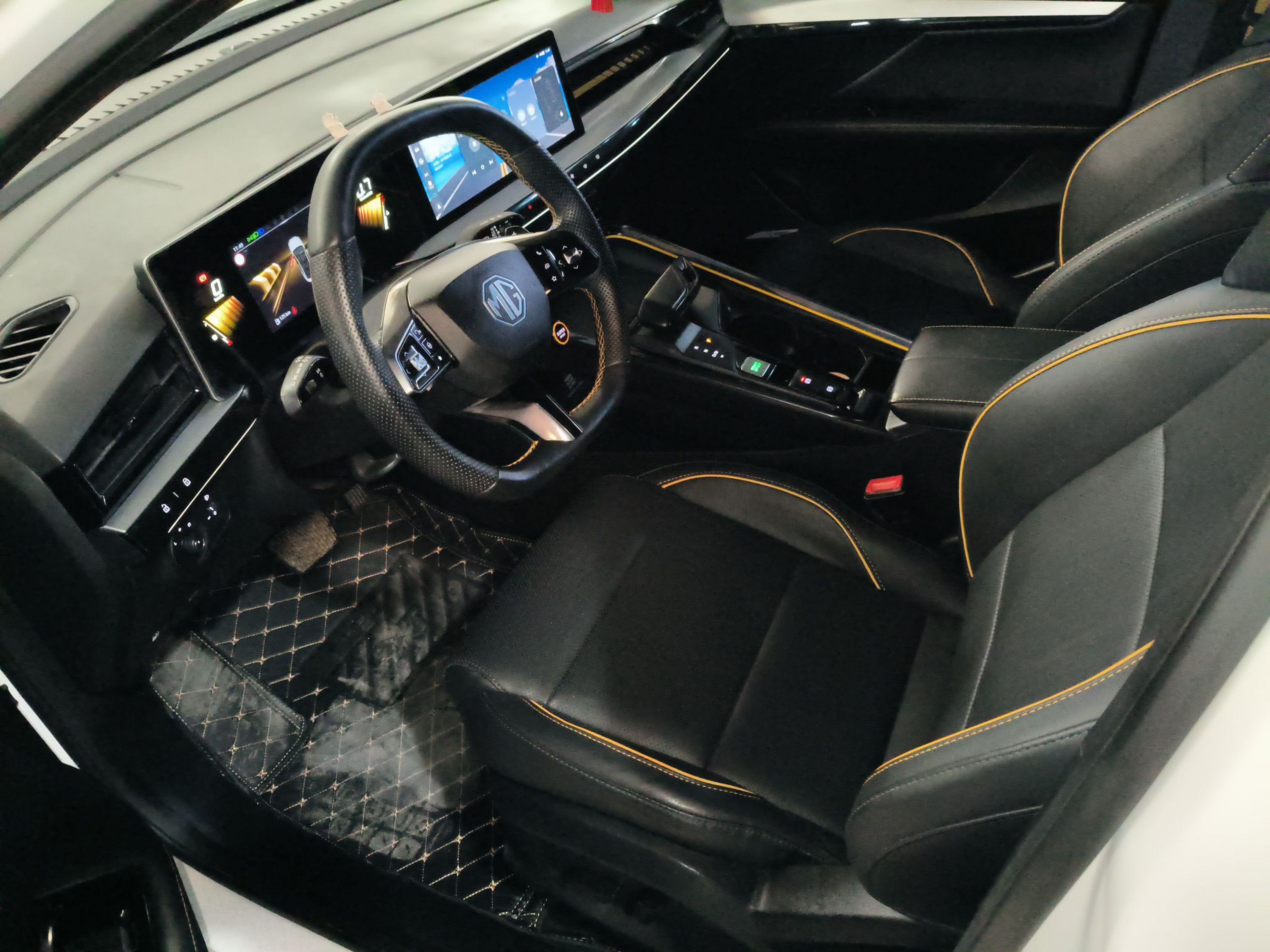 المقاعد الأمامية داخل السيارة