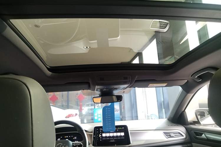 Used Volkswagen T-ROC 2023 300TSI DSG Two-Wheel-Drive Chen Guang Edition
