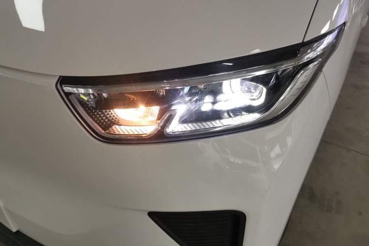 Used Wuling Yangguang 2025 Model 310KM Bus Edition—Customized by CATL
