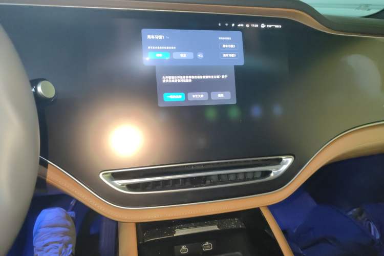 Used  R7 2023 Rear-Drive Screen King Pro Edition
