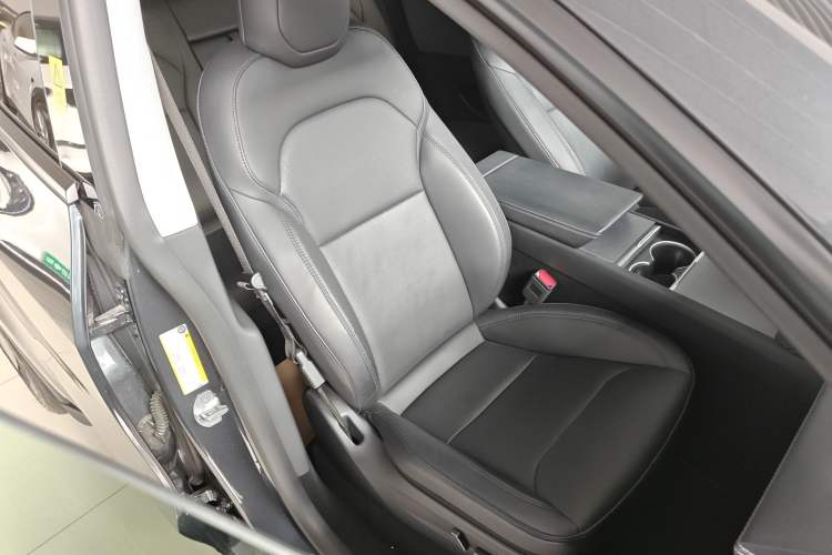 Used Tesla Model Y 2025 Rear-Wheel-Drive Version
