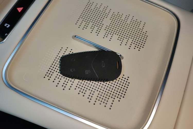 Used VOYAH Dream 2025 EV Four-Wheel Drive Flagship Kunpeng Edition
