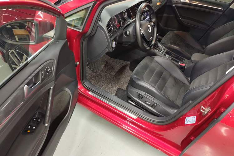 Used Volkswagen Golf 2018 230TSI Automatic Luxury Version
