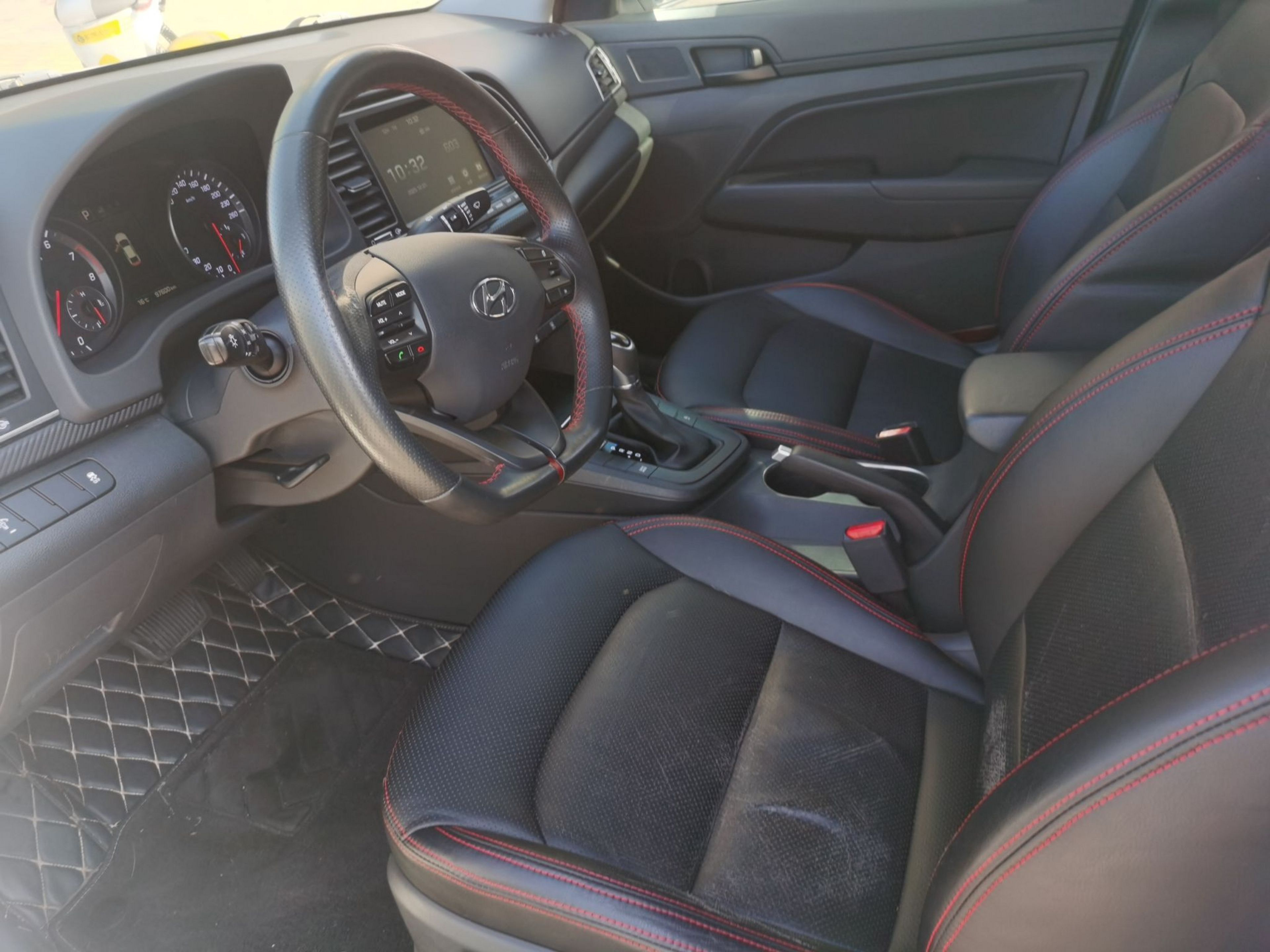 Переднее сиденье в автомобиле