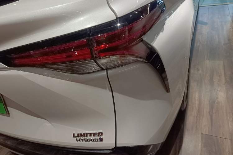 Used Toyota Sienna 2023 2.5L Hybrid Deluxe Edition
