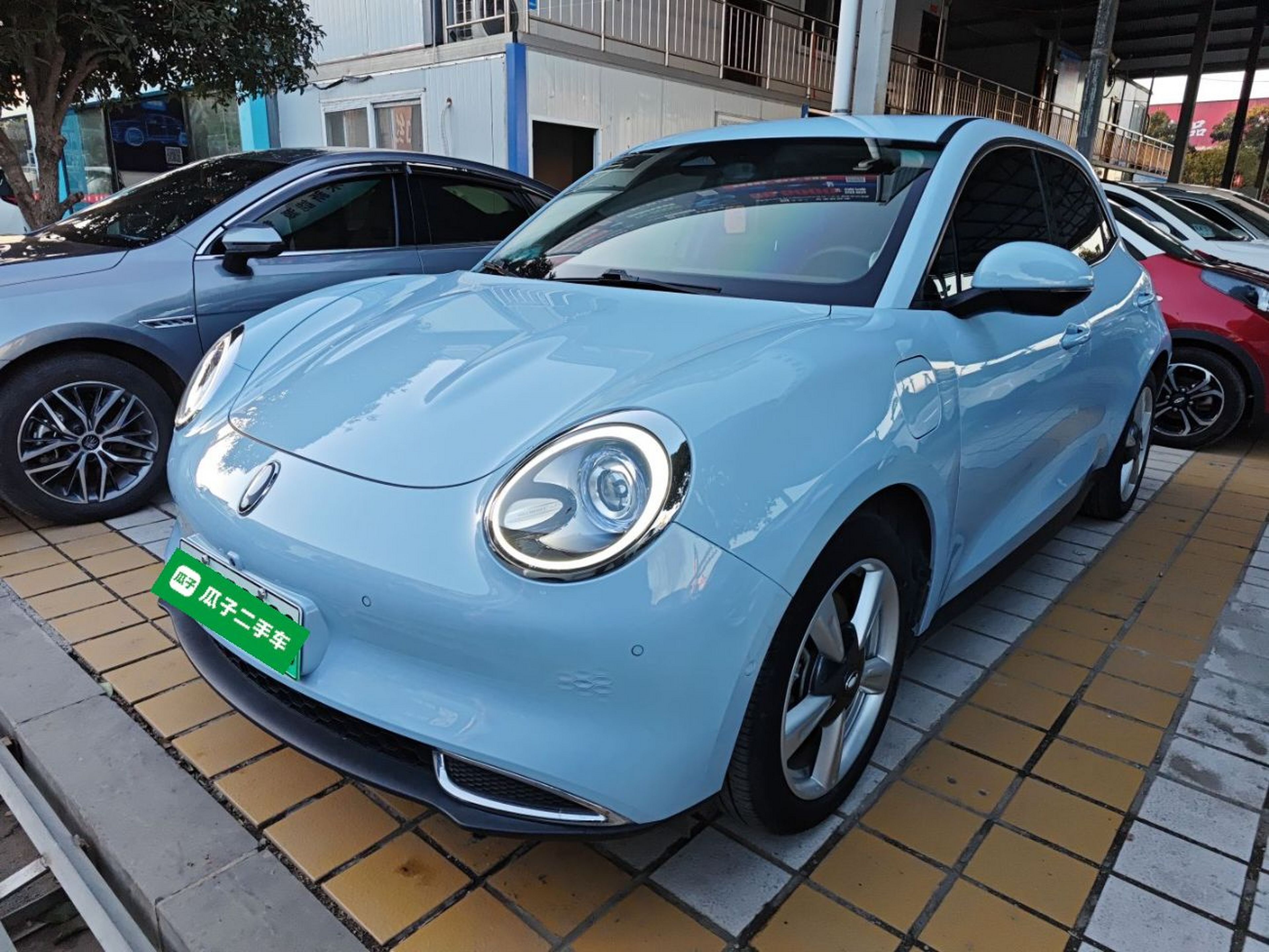 تحت مقدمة السيارة