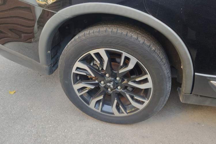 Used Mitsubishi Outlander 2019 2.4L 4x4 Zhi Xiang Edition 5 Seats China V Emission Standard
