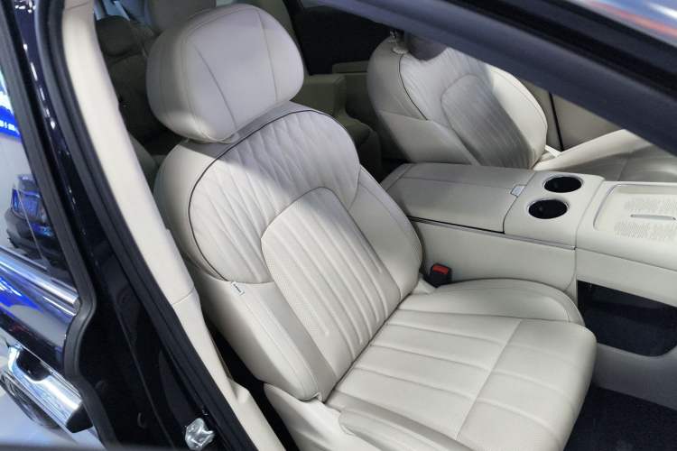 Used VOYAH Dream 2025 EV Four-Wheel Drive Flagship Kunpeng Edition
