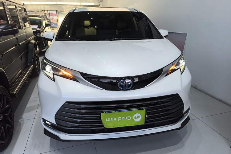 Used Toyota Sienna 2023 2.5L Hybrid Deluxe Edition