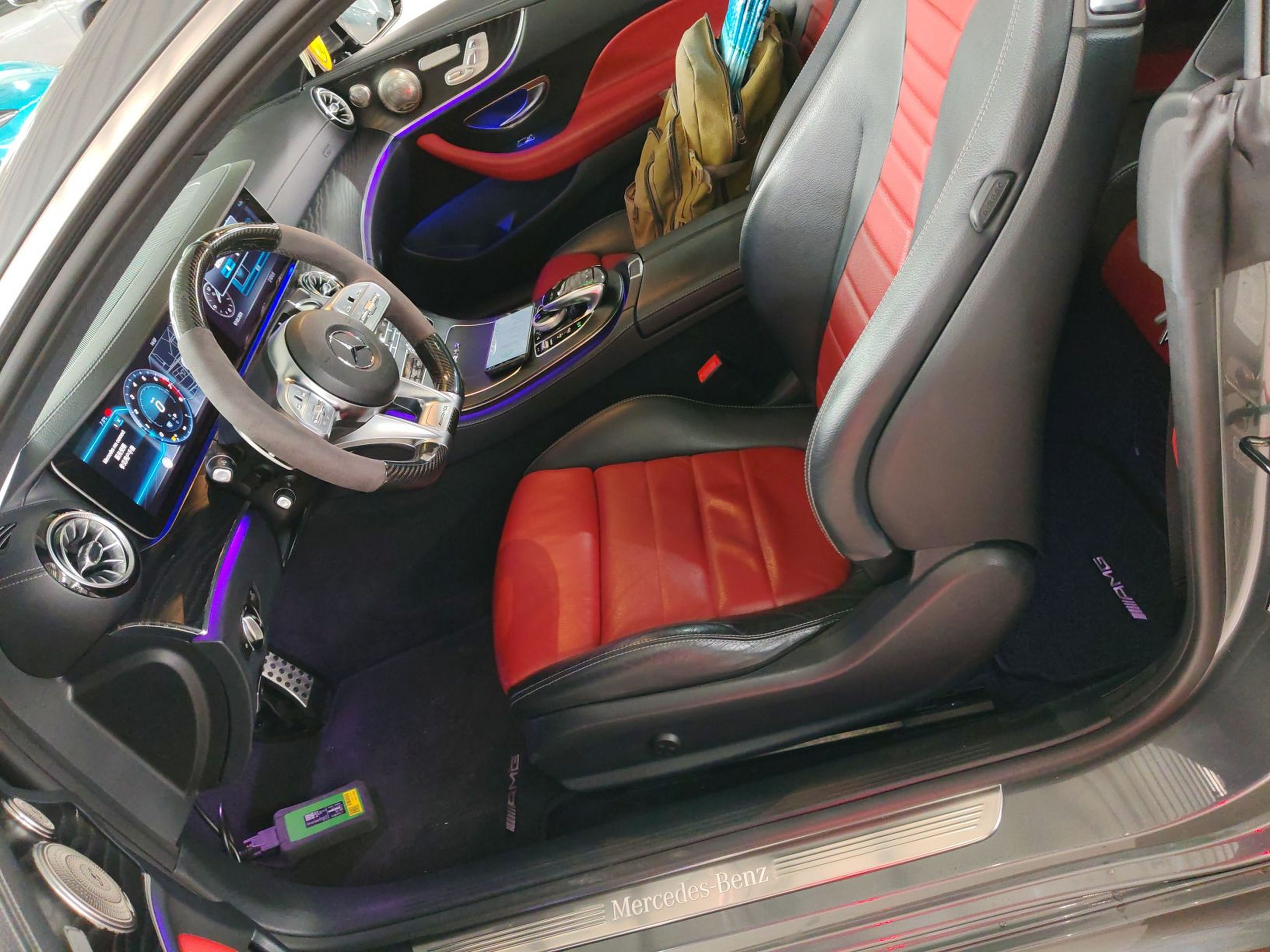 المقاعد الأمامية داخل السيارة