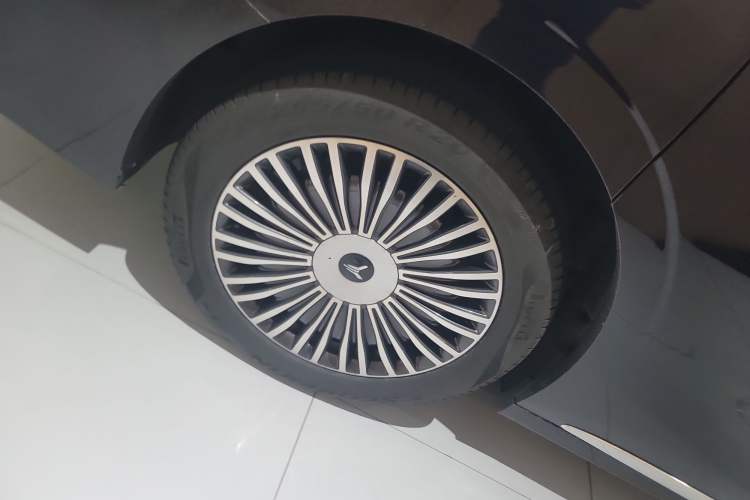 Used VOYAH Dream 2025 PHEV Four-Wheel Drive Excellence Kunpeng Edition
