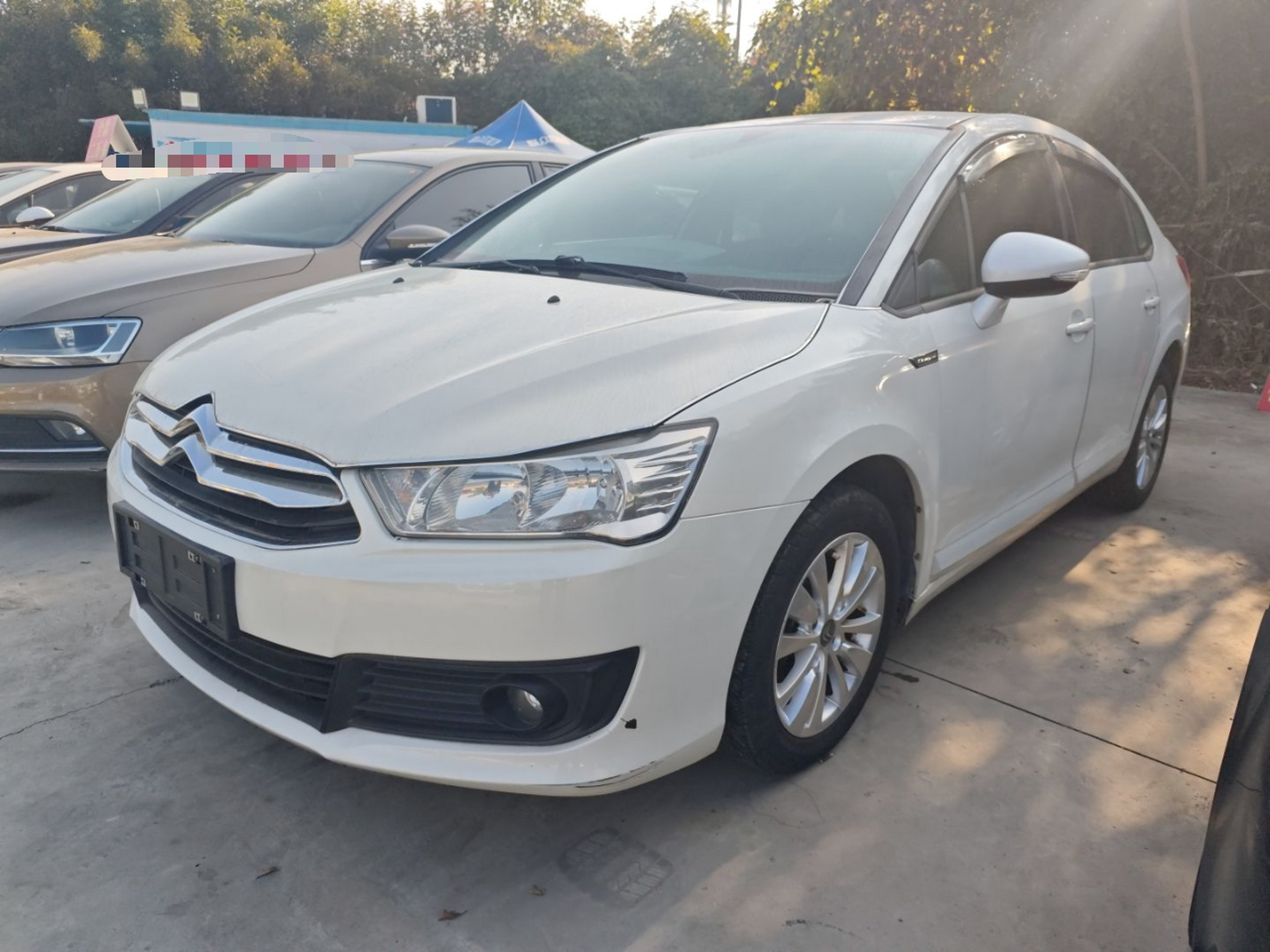 تحت مقدمة السيارة