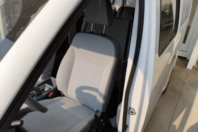 Used Wuling Yangguang 2024 300KM Comfort Version Passenger Van 75kW