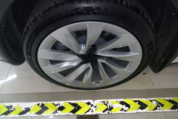 Used Tesla Model Y 2025 Long-Range All-Wheel-Drive Version
