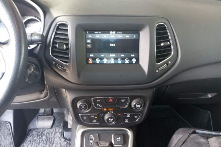 Used  Compass 2017 200T Automatic Enjoyment Version
