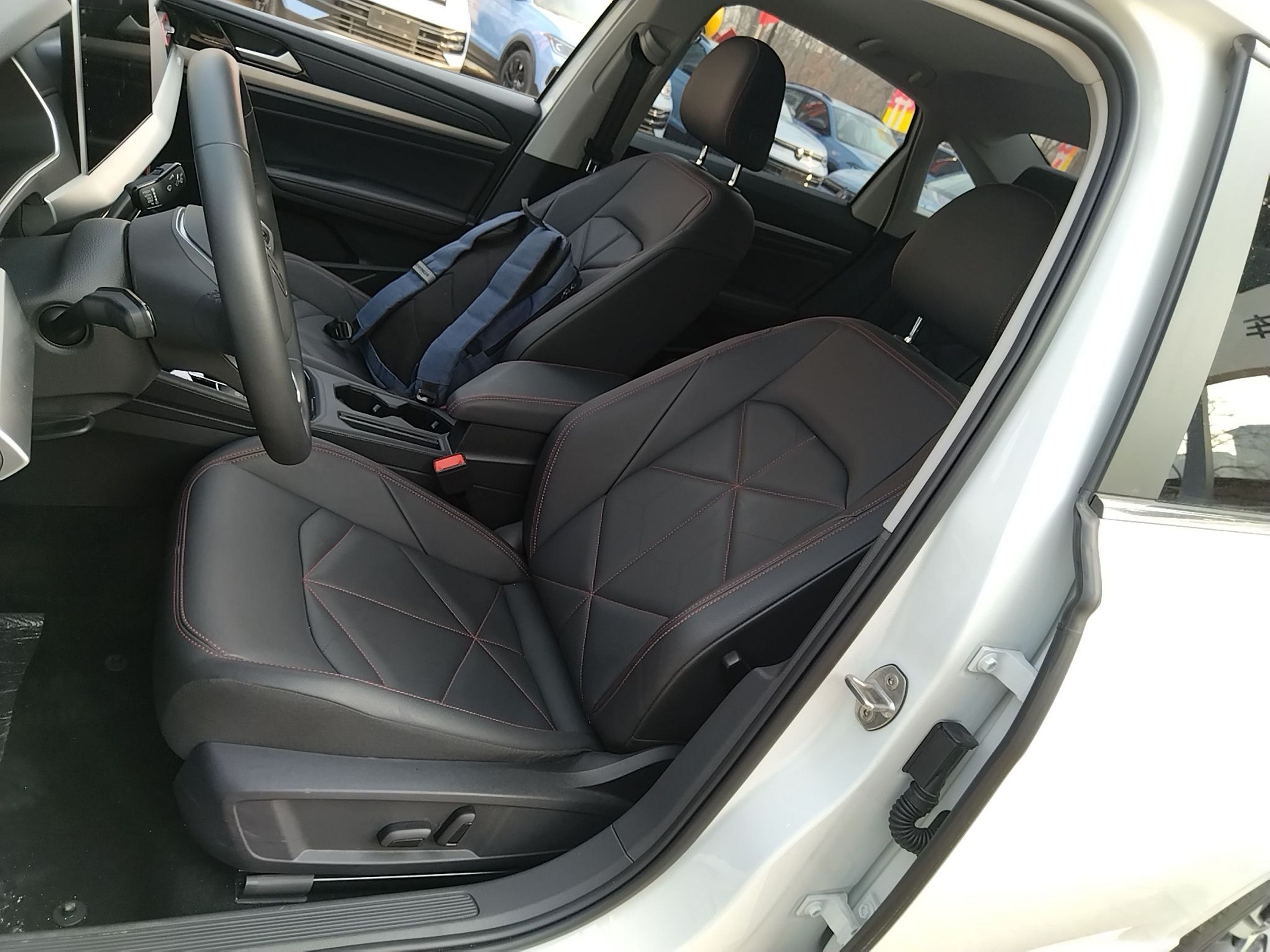 المقاعد الأمامية داخل السيارة