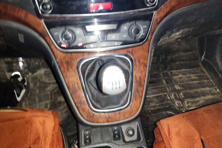 Used Haval H6 2015 Revised Version Sport Edition 1.5T Manual Transmission Two-Wheel Drive Elite Grade