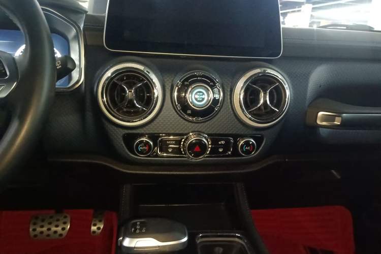 Used  BJ40 2020 2.0T Automatic Four-Wheel Drive Urban Hunter Edition Chivalrous Type
