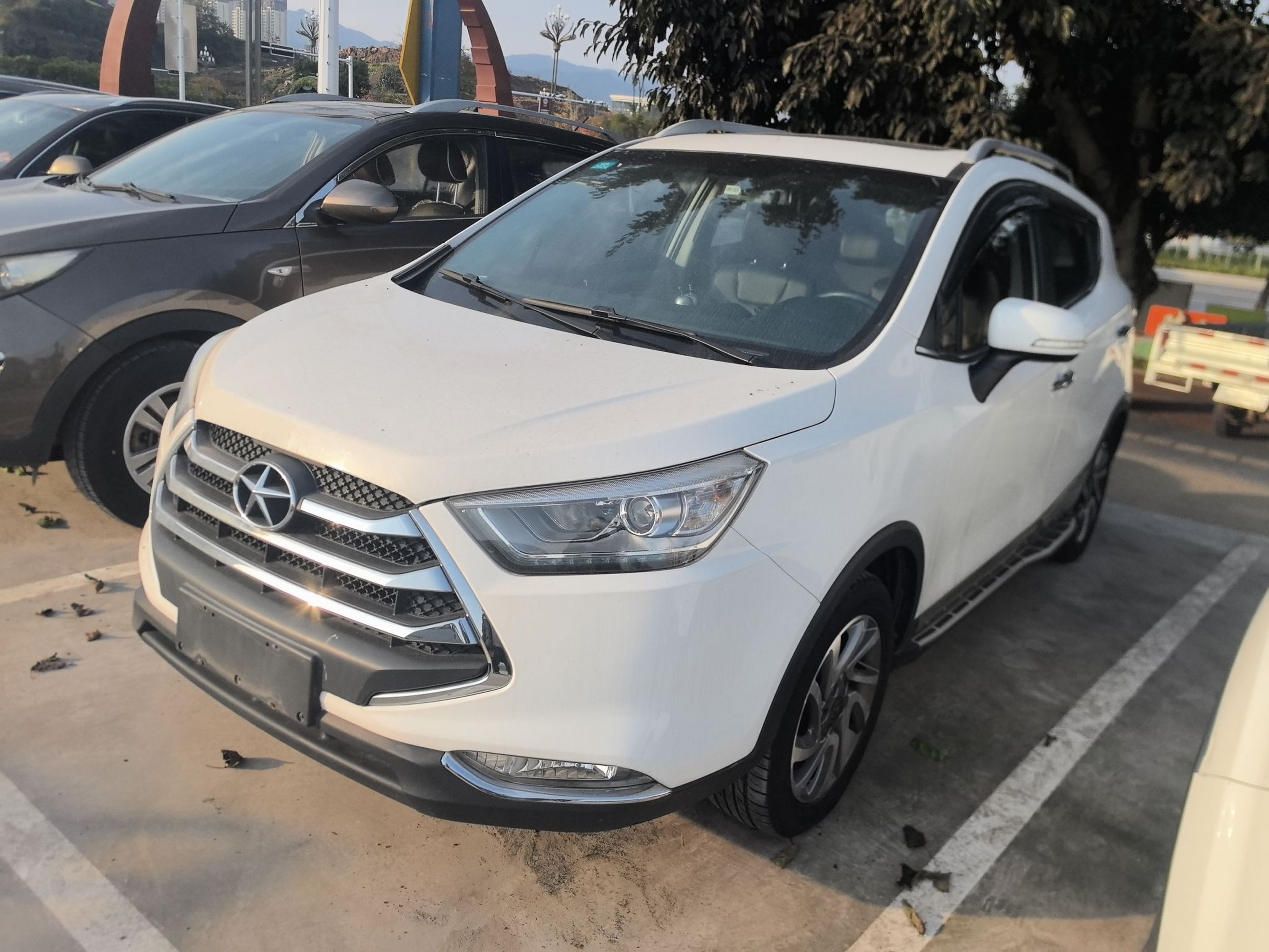 تحت مقدمة السيارة