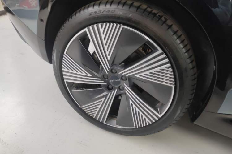 Used Lynk & Co 08 EM-P 2025 220 km All-Wheel-Drive Performance Halo