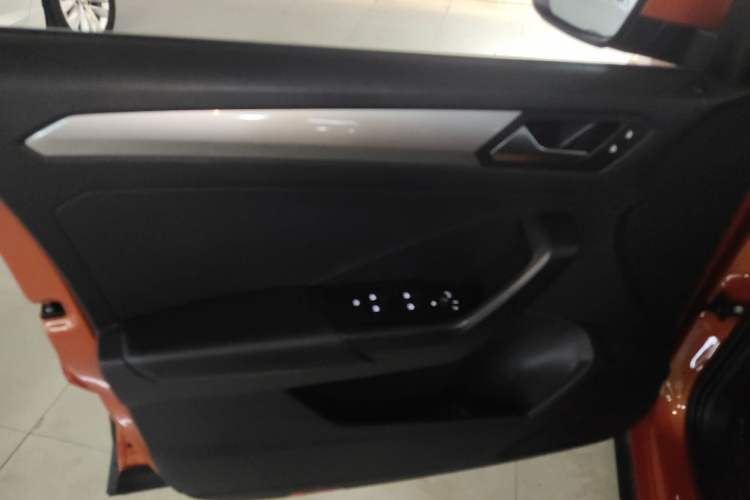 Used Volkswagen T-ROC 2019 230TSI DSG Two-Wheel-Drive Advanced Version China VI Standard
