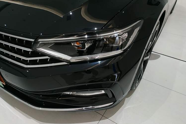 Used Volkswagen Magotan 2023 2 Million Units Limited Edition 330TSI DSG Leading Version
