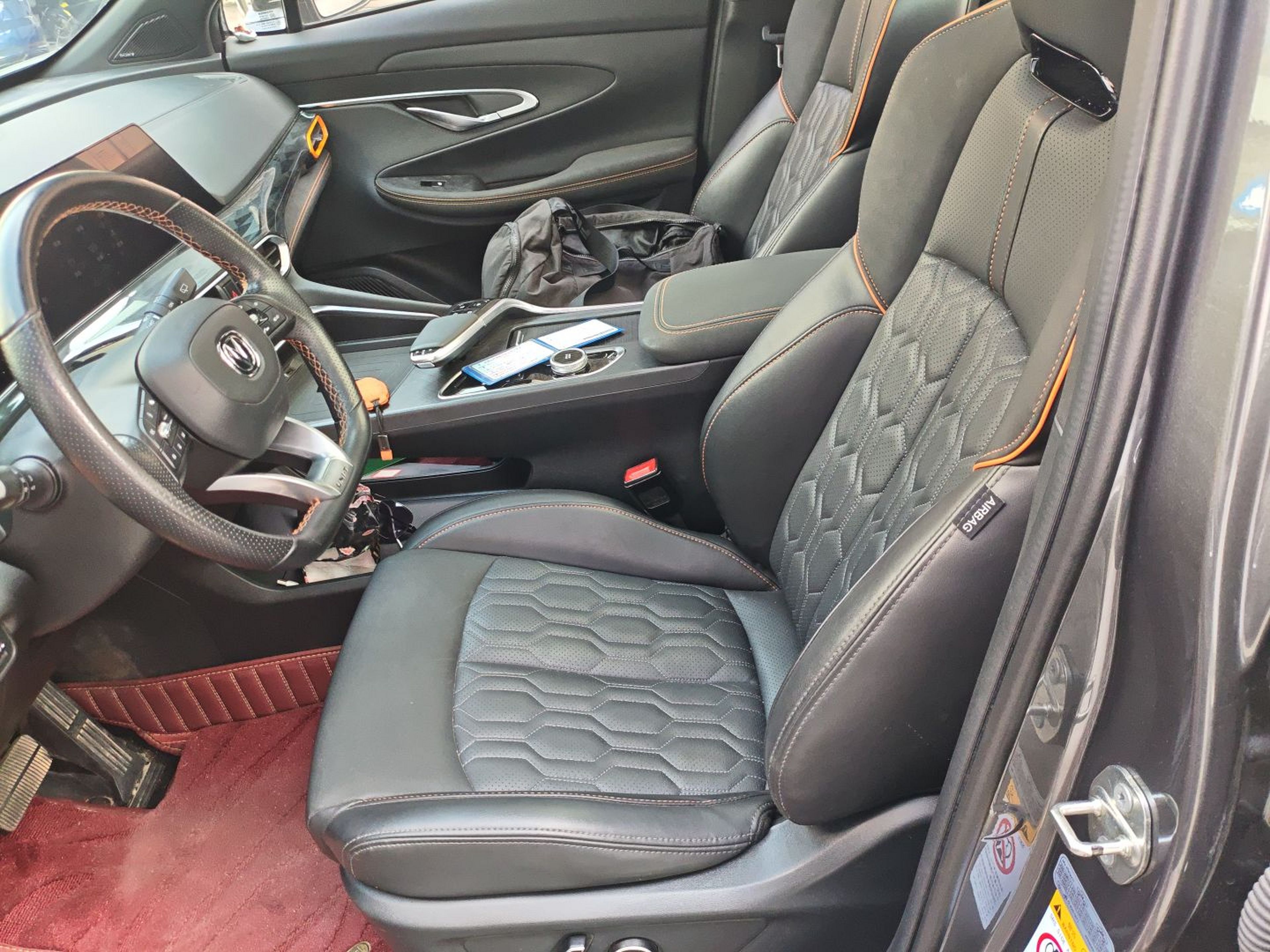 المقاعد الأمامية داخل السيارة