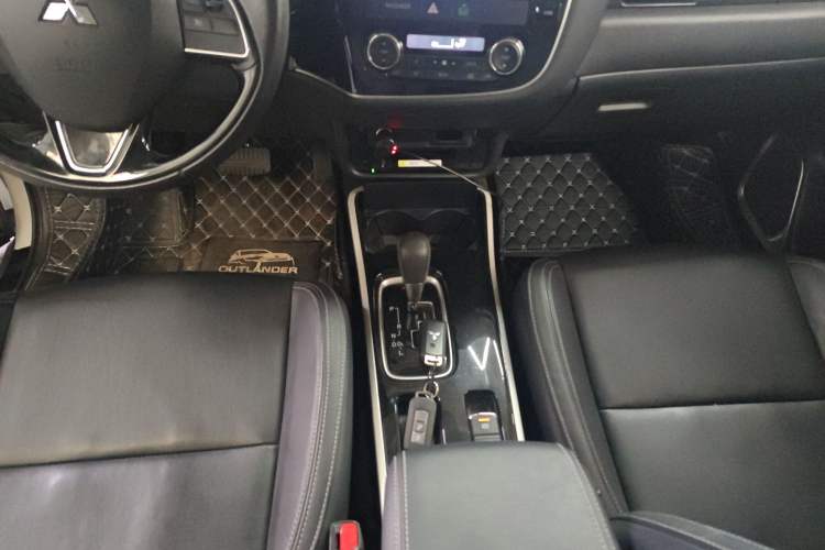 Used Mitsubishi Outlander 2019 2.0L Two-Wheel Drive Comfort Edition 7-Seater China VI Standard
