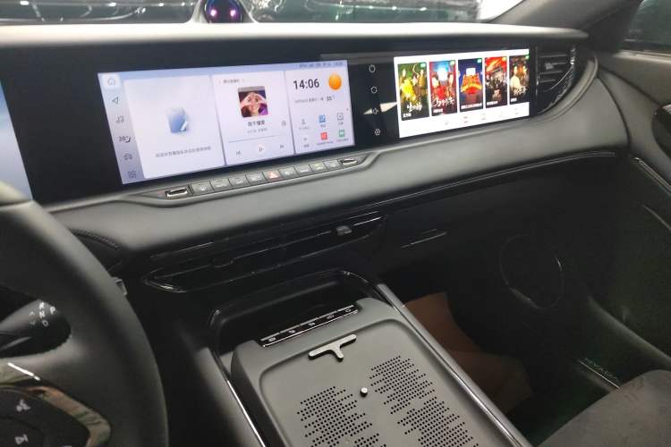 Used VOYAH FREE 2025 318 259 km All-Wheel-Drive Exploration Edition
