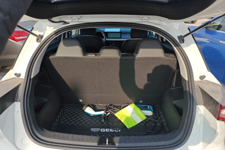 Used Geometry E Firefly 2024 401 km Fluorescent
