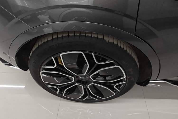 Used  11 2024 730 Luxury Edition with Three Lasers and Rear-Wheel Drive
